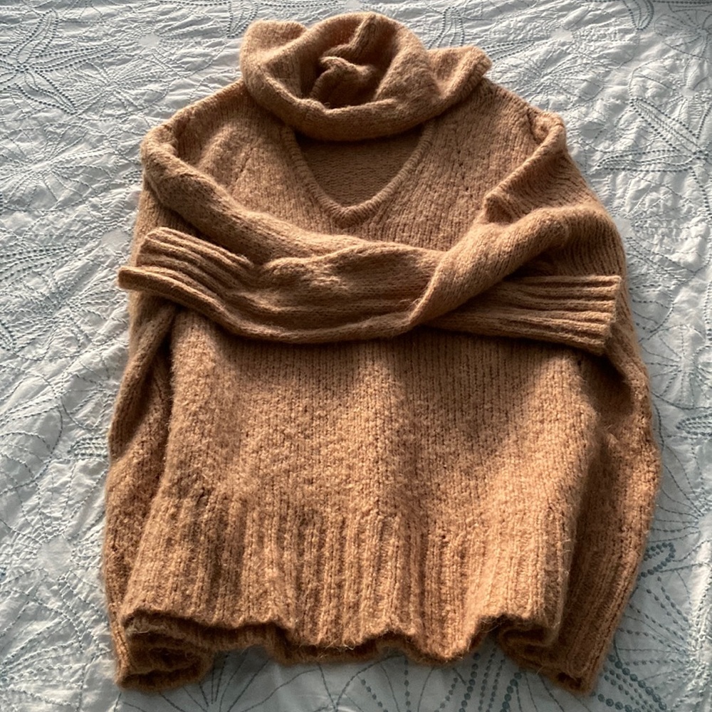 American Eagle pull over sweater